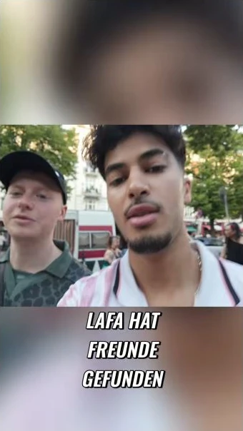 Zwei Personen auf einer Straße mit der Einblendung Lafa hat Freunde gefunden