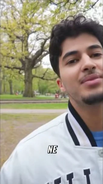 Ausgewähltes Highlightbild mit Omar in heller Jacke vor einem Park