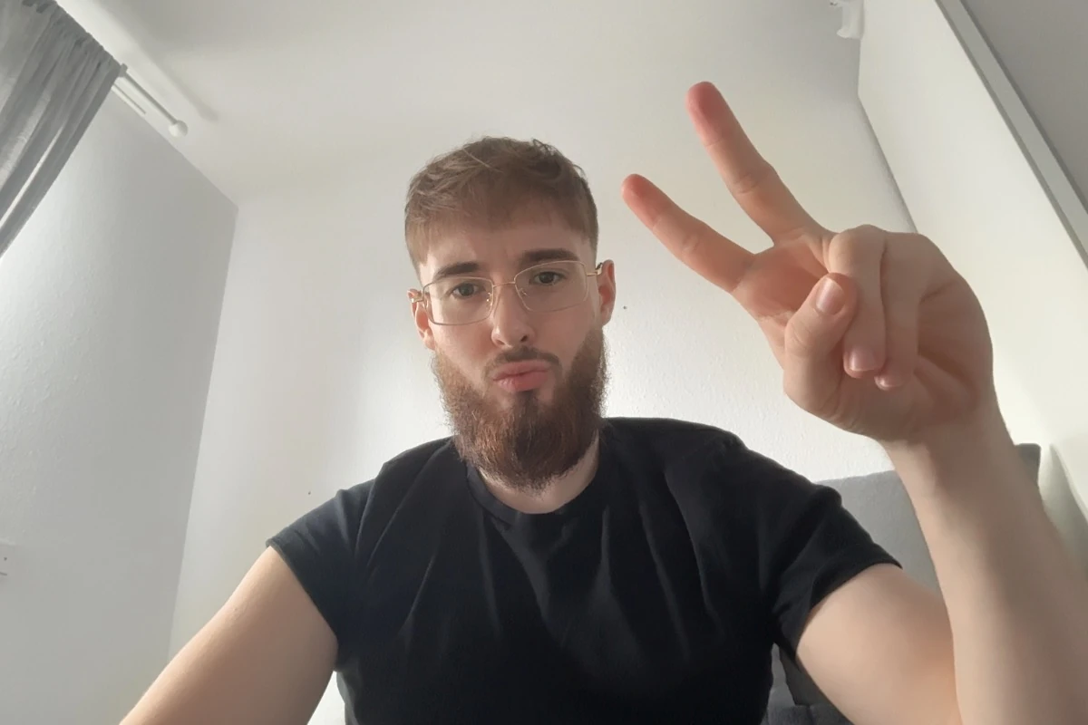 Porträt mit Brille und Peace-Zeichen.